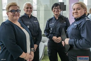 na zdjęciu trzy policjantki i kobieta
