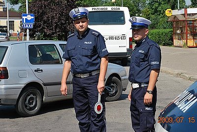 Policjant na czterech łapach? Koci oficer podbija media społecznościowe