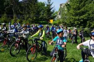 Zawodnicy na starcie Gwieździstego Zlot Rowerowego w Morsku