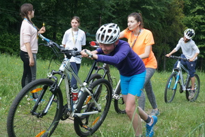 Zawodnicy na trasie Gwieździstego Zlot Rowerowego w Morsku