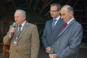 Cezary Barczyk - Członek Zarządu Powiatu Zawierciańskiego, Łukasz Konarski - Wiceprezydent Zawiercia, , Jan Lamch - dyrektor Zespołu Parków Krajobrazowych Województwa Śląskiego przemawiający do uczestników Gwieździstego Zlot Rowerowego w Morsku