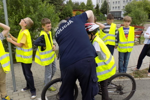 Uczestnicy turnieju rowerowego na terenie miasteczka ruchu drogowego