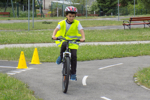 Uczestnik turnieju rowerowego na terenie miasteczka ruchu drogowego