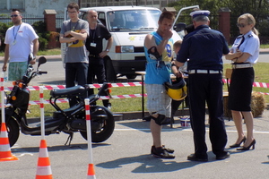 Policjanci i zawodnicy na torze sprawnościowym