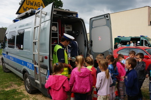 Dzieci oglądają wyposażenie policyjnego radiowozu