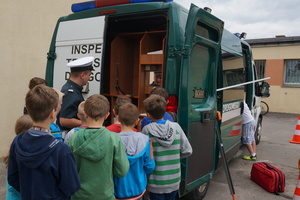 Dzieci oglądają wyposażenie radiowozu  Inspekcji Transportu Drogowego