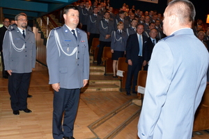 Dowódca uroczystości asp.sztab. Adam Jurczak składa meldunek o  rozpoczęciu uroczystej zbiórki z okazji Święta Policji  Zastępcy Śląskiego Komendanta Wojewódzkiego Policji mł. insp. Piotrowi Kucia.