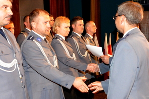 Zastępca Śląskiego Komendanta Wojewódzkiego Policji młodszy inspektor Piotra Kucia razem z Komendantem  Powiatowym Policji w Zawierciu młodszym inspektorem Ryszardem Skowrońskim wręcza zawierciańskim policjantom akty mianowania na kolejne stopnie policyjne