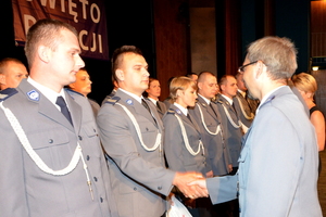 Zastępca Śląskiego Komendanta Wojewódzkiego Policji młodszy inspektor Piotra Kucia razem z Komendantem  Powiatowym Policji w Zawierciu młodszym inspektorem Ryszardem Skowrońskim wręcza zawierciańskim policjantom akty mianowania na kolejne stopnie policyjne