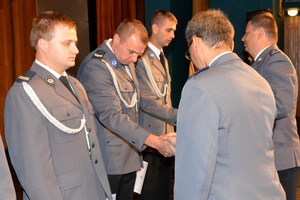 Zastępca Śląskiego Komendanta Wojewódzkiego Policji młodszy inspektor Piotra Kucia razem z Komendantem  Powiatowym Policji w Zawierciu młodszym inspektorem Ryszardem Skowrońskim wręcza zawierciańskim policjantom akty mianowania na kolejne stopnie policyjne