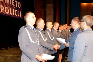 Zastępca Śląskiego Komendanta Wojewódzkiego Policji młodszy inspektor Piotra Kucia razem z Komendantem  Powiatowym Policji w Zawierciu młodszym inspektorem Ryszardem Skowrońskim wręcza zawierciańskim policjantom akty mianowania na kolejne stopnie policyjne