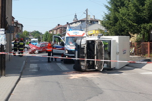 Ogólny widok miejsca wypadku na pierwszym planie przewrócony samochód dostawczy