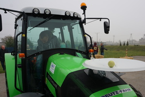 Zawodnik konkursu wykonuje jazdę sprawnościową ciągnikiem  rolniczym z zamontowanym na masce „talerzem Stewarta”.
