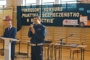 Podinspektor Włodzimierz Mogiła przemawia do uczestników konkursu