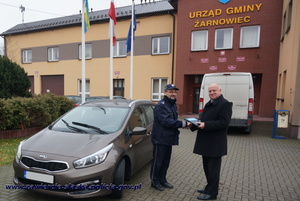 Przekazanie nowego nieoznakowanego radiowozu. Komendant Powiatowy Policji w Zawierciu otrzymuje kluczyki i dziękuje za udzielone finansowe wsparcie.