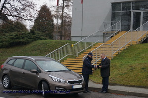 Przekazanie nowego nieoznakowanego radiowozu. Komendant Powiatowy Policji w Zawierciu otrzymuje kluczyki i dziękuje za udzielone finansowe wsparcie.
