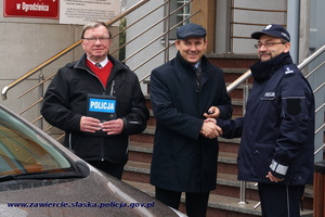Przekazanie nowego nieoznakowanego radiowozu. Komendant Powiatowy Policji w Zawierciu otrzymuje kluczyki i dziękuje za udzielone finansowe wsparcie.