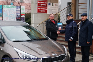 Przekazanie nowego nieoznakowanego radiowozu. Komendant Powiatowy Policji w Zawierciu otrzymuje kluczyki i dziękuje za udzielone finansowe wsparcie.