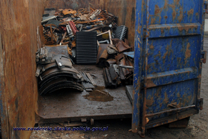 Kontener z ujawnionym złomem pochodzącym z kradzieży