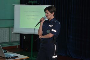 Opowiadająca o bezpieczeństwie policjantka