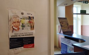 Plakat umieszczony na drzwiach