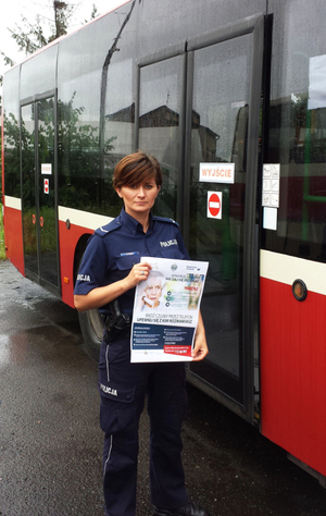 Policjantka trzymająca w rękach plakat