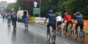 Policjanci jadą na rowerach