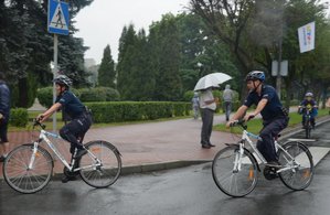 Policjanci jadą na rowerach