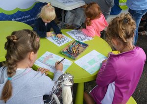 Dzieci kolorują obrazki