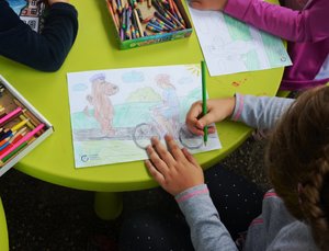 Dziecko koloruje obrazek