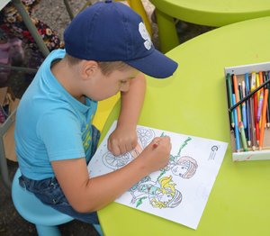 Chłopiec koloruje obrazek