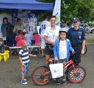Policjantka i przedstawiciel CRL-u stoją wraz z chłopcem