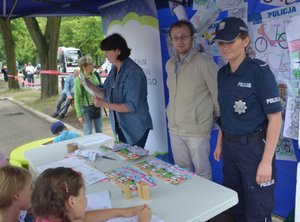 Policjantka stoi przy stoisku profilaktycznym