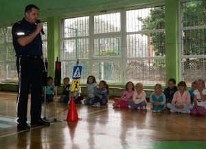 Policjant przypomina zasady bezpieczeństwa dzieciom
