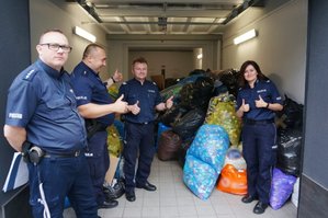 Dzielnicowi ważą zebrane nakrętki dla chorej Gabrysi