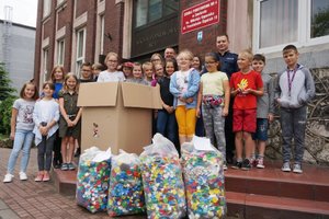 Zdjęcie grupowe dzieci z różnych szkół powiatu zawierciańskiego