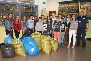 Zdjęcie grupowe dzieci z różnych szkół powiatu zawierciańskiego