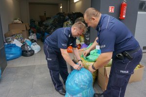 Dzielnicowi ważą zebrane nakrętki dla chorej Gabrysi
