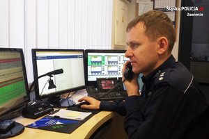 Dyżurny zawierciańskiej policji przyjmujący zgłoszenie