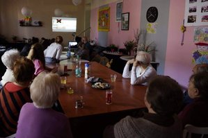 Zdjęcie seniorów uczestniczących w prelekcji.
