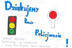 Podziękowanie wykonane własnoręcznie przez uczestników spotkania z dużym niebieski napis „Dziękujemy Panie Policjancie”, drogowym znakiem sygnalizacji świetlnej i lizakiem policyjnym.