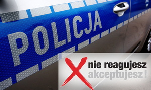 Zdjęcie drzwi radiowozu z jasnym odblaskowym napisem POLICJA na niepieskim pasie. W prawym dolnym narożniku został umieszczony baner kampanii „nie reagujesz – akceptujesz” zawierający po lewej stronie czerwone skreślenie w postaci krzyżyka.  Po prawej stronie prostokątnego baneru został umieszczony czarny napis „nie reagujesz”, a  poniżej jasny napis „akceptujesz”.