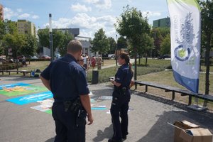 Policjantka i Policjant rozmawiają z kobietą.