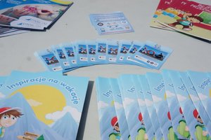 Ulotka i naklejki &quot;Kręci mnie bezpieczeństwo nad wodą&quot; wśród kolorowanek (&quot;Inspiracje na wakacje&quot;, &quot;Bezpieczny przedszkolak&quot;)