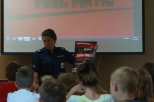 Policjantka prowadzi prelekcję dla uczniów