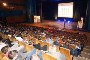 Wypełniona młodzieżą sala widowiskowa w Miejskim Ośrodku Kultury w Zawierciu.