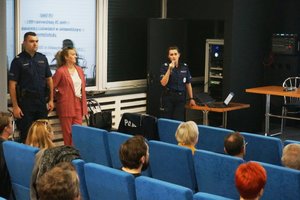 sierż. szt. Marta Wnuk prowadzi prelekcje.