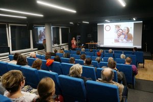 Dyrektor Poradni Psychologiczno – Pedagogicznej w Zawierciu prowadzi prelekcje.