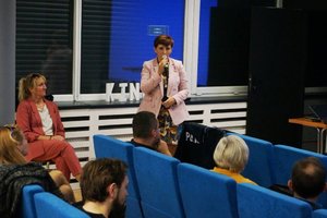 Dyrektor Miejskiego Ośrodka Pomocy Społecznej w Zawierciu w trakcie przemówienia.