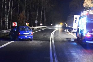 Miejsce wypadku. Na łuku drogi widoczna osobówka, samochód ciężarowy i wóz strażacki.